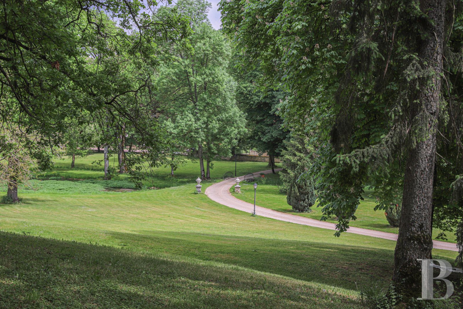 A wine estate and 16th century chateau  in the heart of Burgundy and the Auxey-Duresses vineyards - photo  n°4