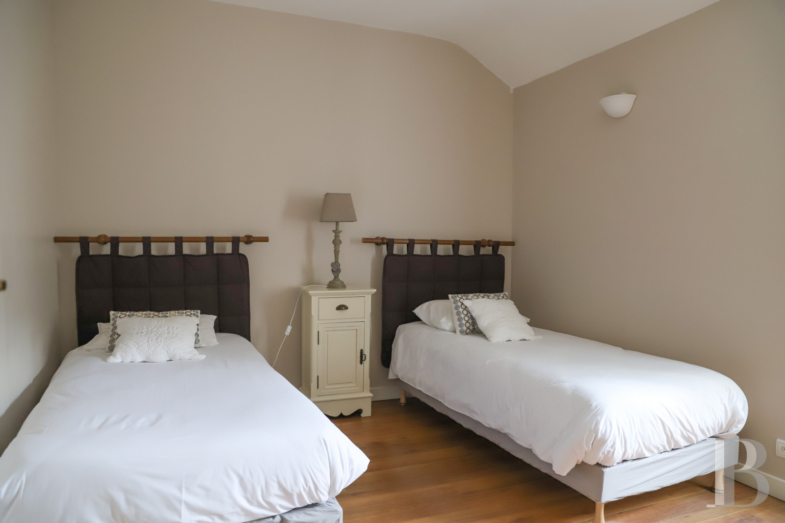 A wine estate and 16th century chateau  in the heart of Burgundy and the Auxey-Duresses vineyards - photo  n°25