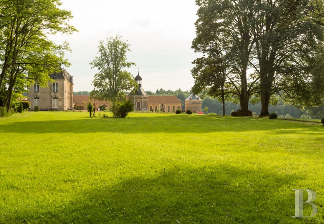 A small country chateau surrounded by a huge park on the outskirts of Le Mans, away from the world - photo  n°1