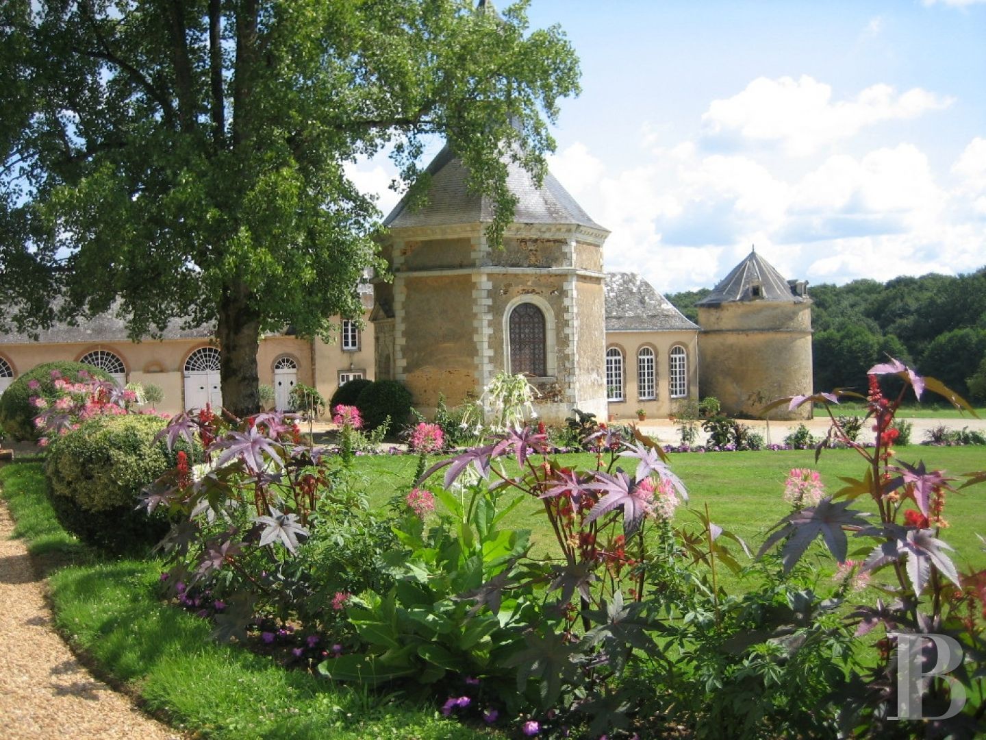 Aux portes du Mans, et à l’écart du monde,  un petit château des champs entouré d’un immense parc - photo  n°4