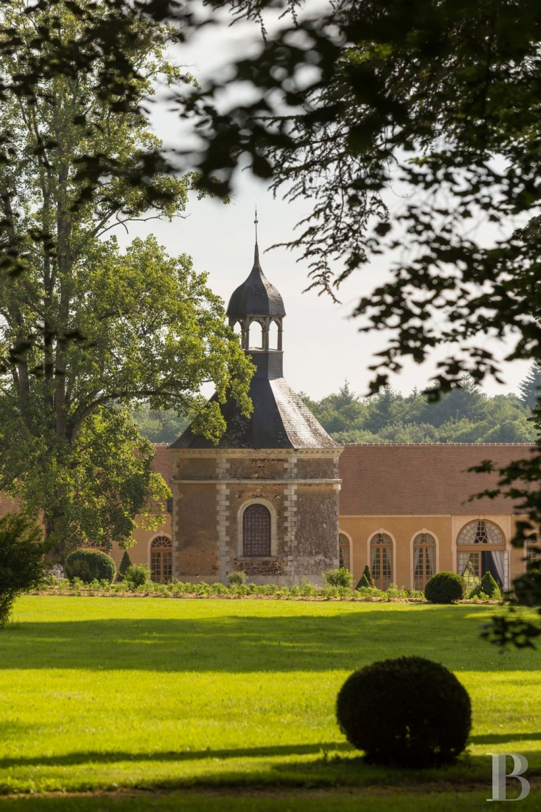 Aux portes du Mans, et à l’écart du monde,  un petit château des champs entouré d’un immense parc - photo  n°2