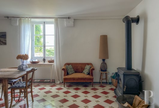 character properties France burgundy   - 5