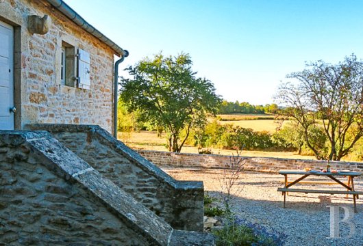 bourgogne - Dans la côte chalonnaise, entre Givry et Mercurey,
 une maison de hameau rénovée et son jardin face à une vue dégagée