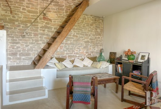 character properties France burgundy   - 3