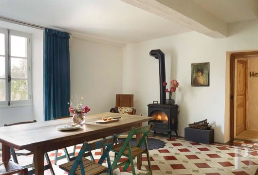 character properties France burgundy   - 7