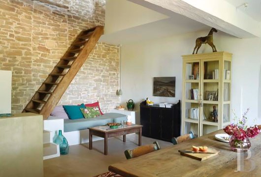 character properties France burgundy   - 6