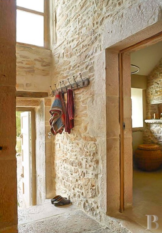 character properties France burgundy   - 12