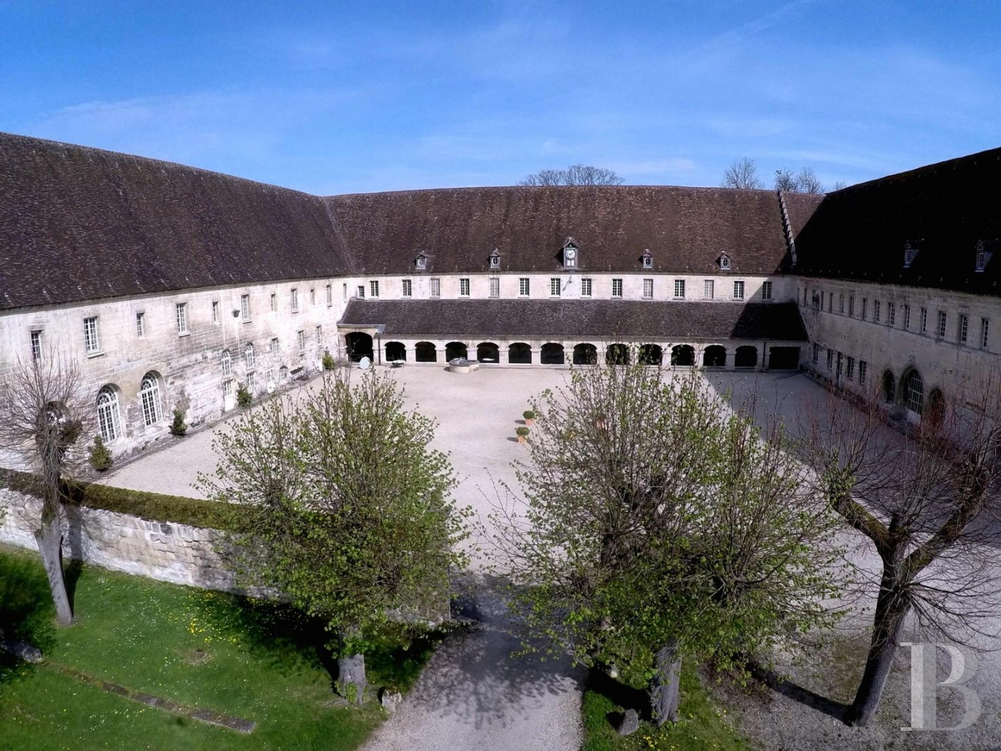 A royal Abbey classified as a historic monument in the Oise Regional Nature Park on the outskirts of Pontpoint and Pont-Ste-Maxence - photo  n°1