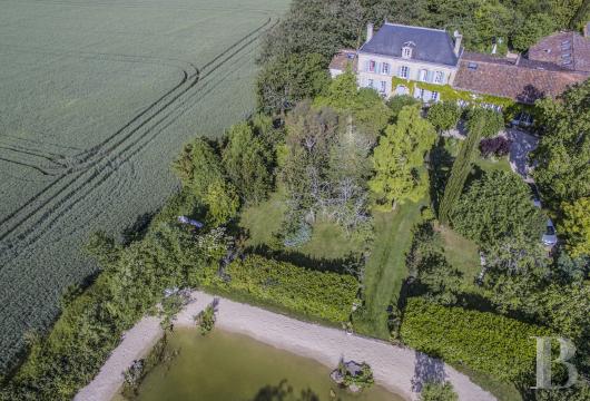 poitou-charentes - An 19th century bourgeois house and three independent dwellings  in tree-lined grounds with a lake near to Royan. 