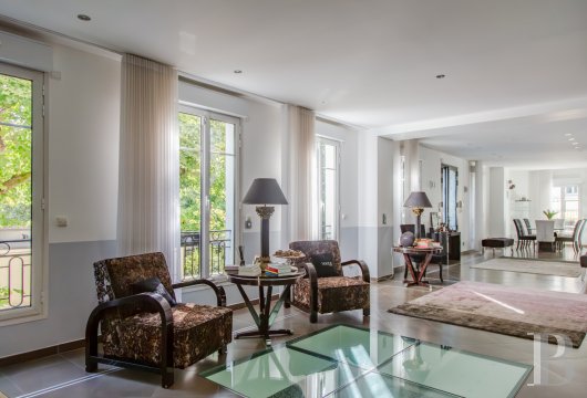 paris - A large house with a garden, terraces and swimming pool, tucked away in a neighbourhood near woods in the suburban town of Saint-Mandé beside eastern Paris