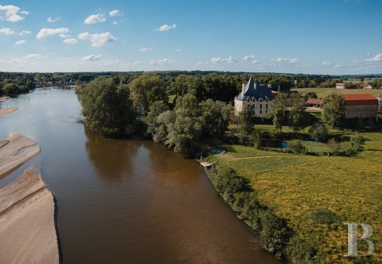 En Bourgogne, dans la Nièvre, un château d’origine médiévale dressé sur un promontoire au-dessus de l’Allier - photo  n°3