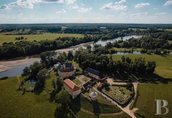 En Bourgogne, dans la Nièvre, un château d’origine médiévale dressé sur un promontoire au-dessus de l’Allier - photo  n°2