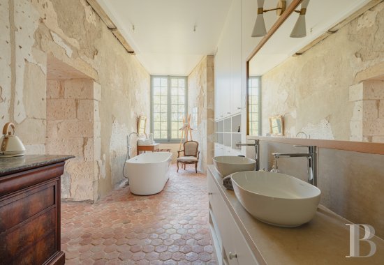 En Bourgogne, dans la Nièvre, un château d’origine médiévale dressé sur un promontoire au-dessus de l’Allier - photo  n°25