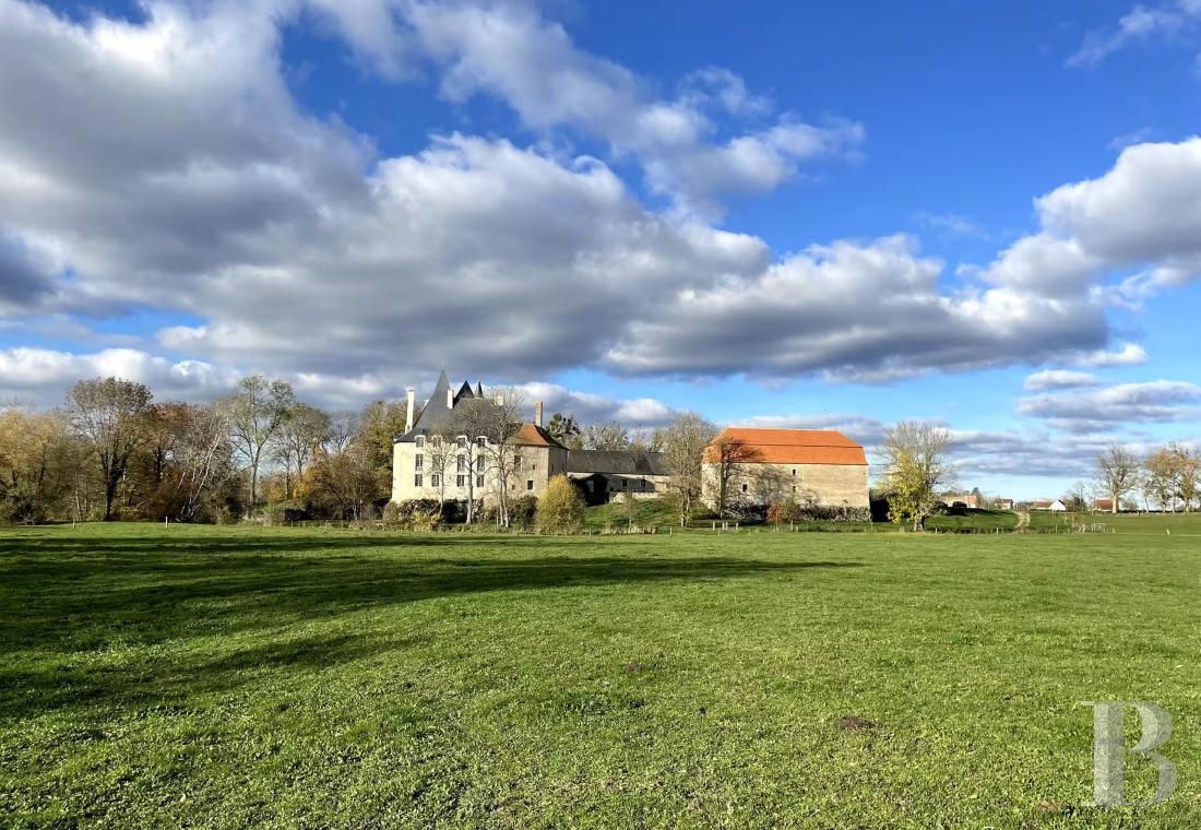 En Bourgogne, dans la Nièvre, un château d’origine médiévale dressé sur un promontoire au-dessus de l’Allier - photo  n°39