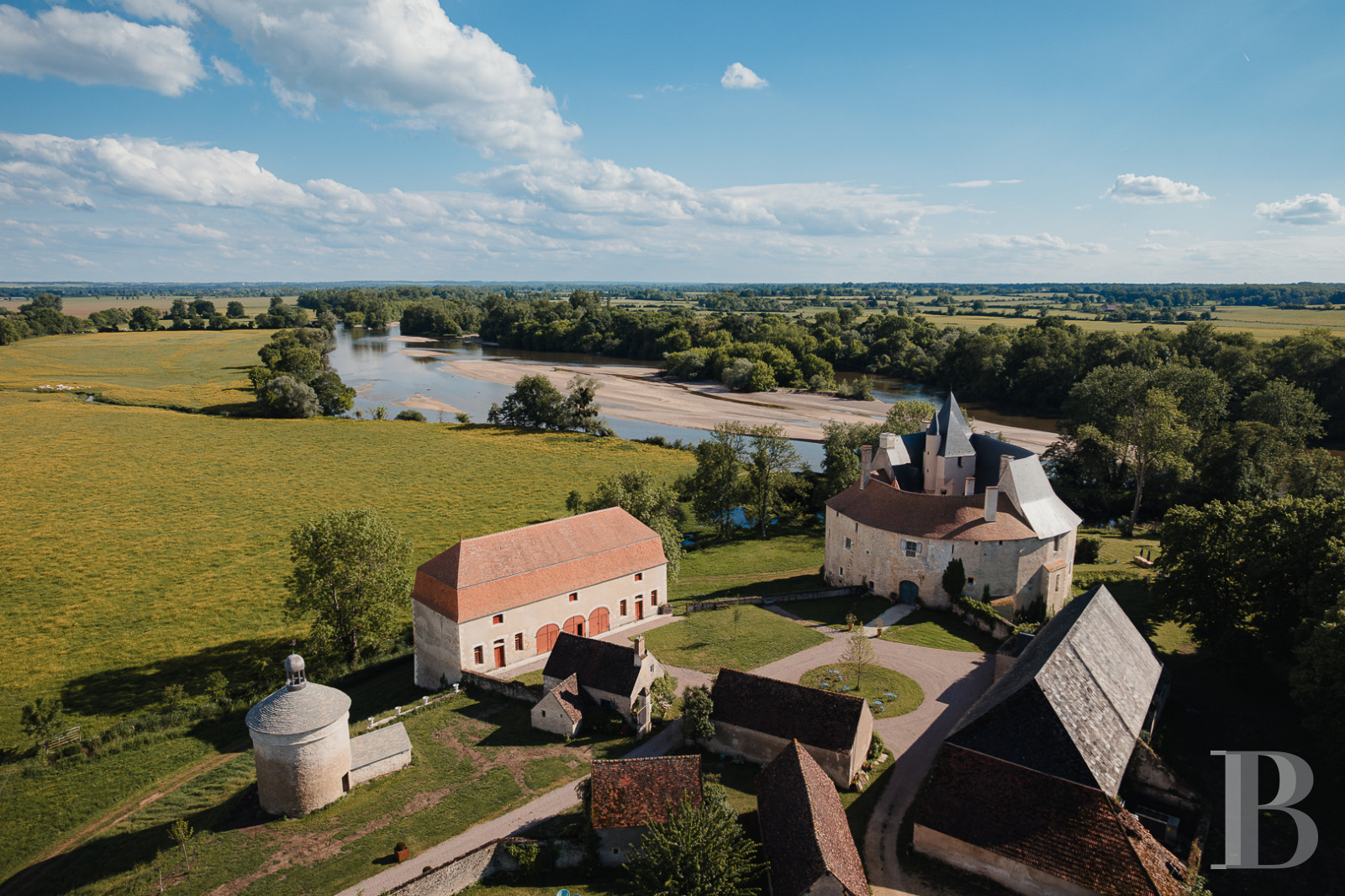En Bourgogne, dans la Nièvre, un château d’origine médiévale dressé sur un promontoire au-dessus de l’Allier - photo  n°1
