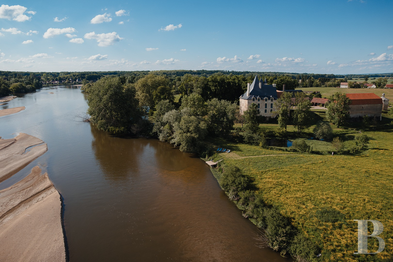 En Bourgogne, dans la Nièvre, un château d’origine médiévale dressé sur un promontoire au-dessus de l’Allier - photo  n°3