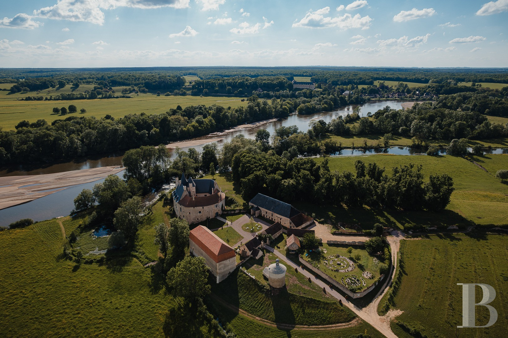 En Bourgogne, dans la Nièvre, un château d’origine médiévale dressé sur un promontoire au-dessus de l’Allier - photo  n°2