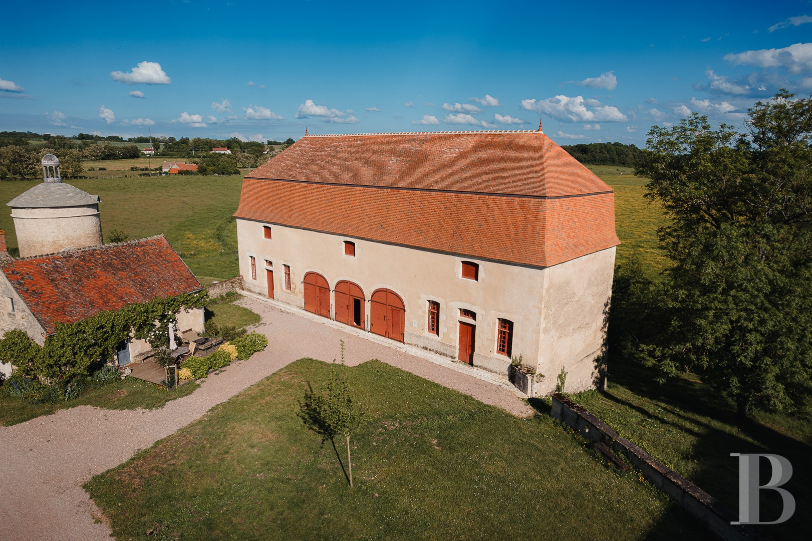 En Bourgogne, dans la Nièvre, un château d’origine médiévale dressé sur un promontoire au-dessus de l’Allier - photo  n°38