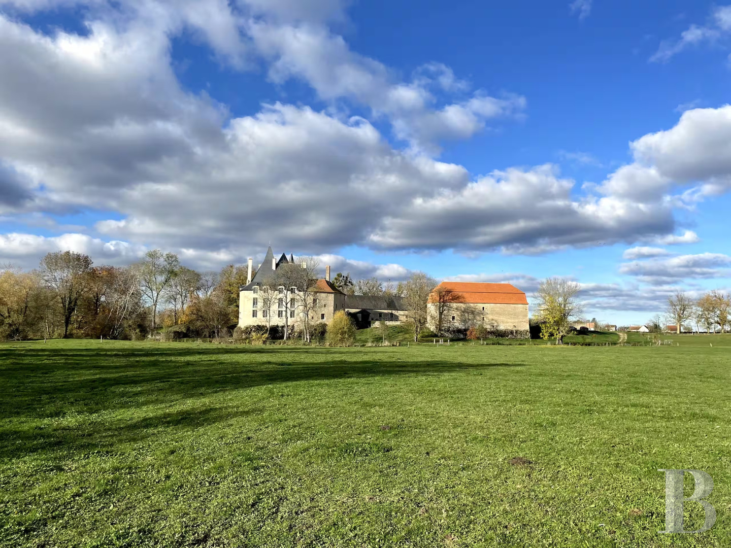 En Bourgogne, dans la Nièvre, un château d’origine médiévale dressé sur un promontoire au-dessus de l’Allier - photo  n°39