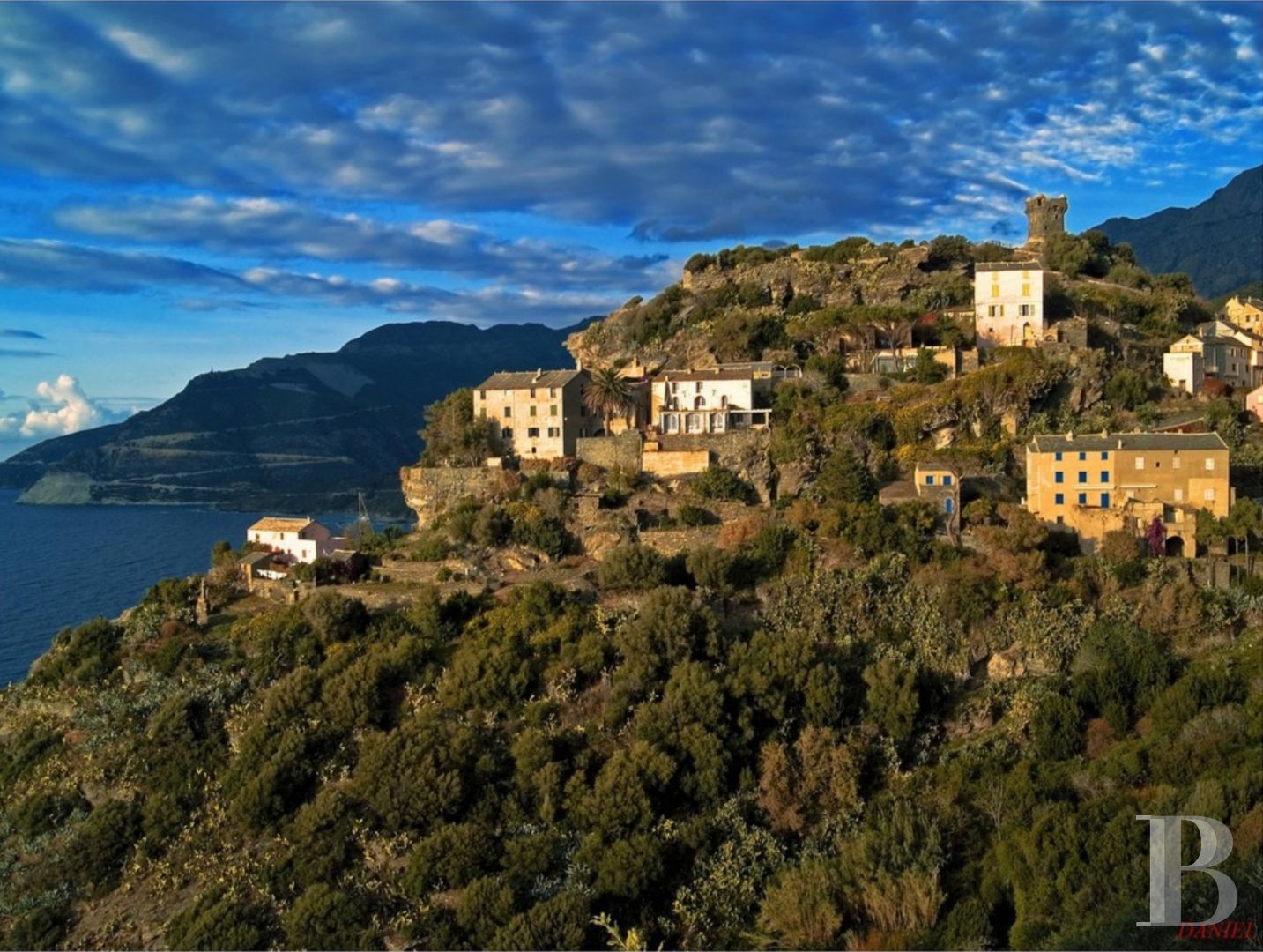 Dans les collines du pittoresque village de Nonza, une maison toute simple posée comme une vigie - photo  n°2