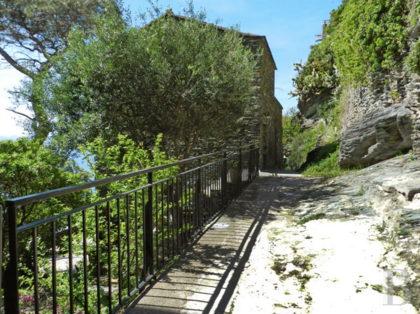 Dans les collines du pittoresque village de Nonza, une maison toute simple posée comme une vigie - photo  n°12