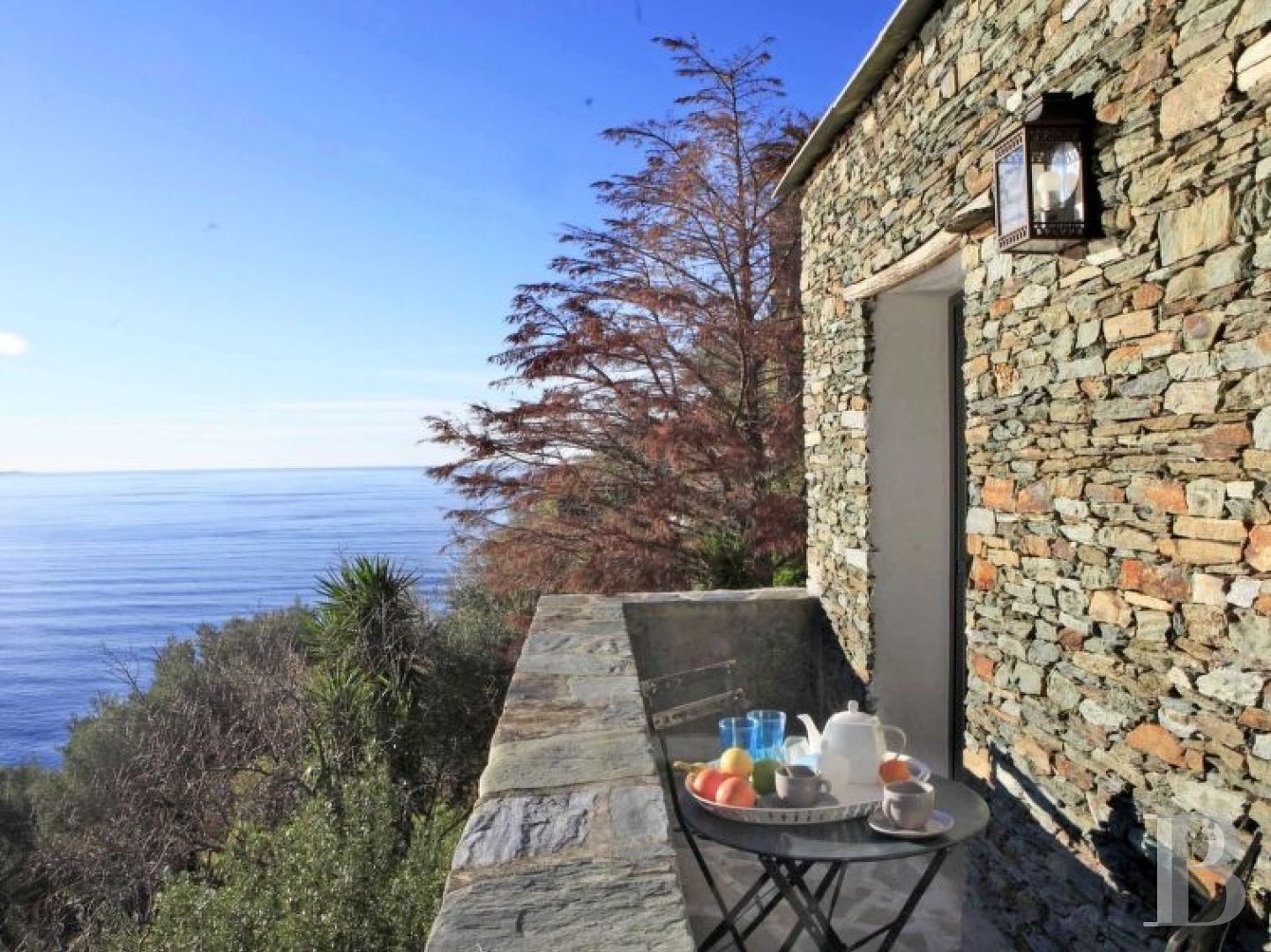 Dans les collines du pittoresque village de Nonza, une maison toute simple posée comme une vigie - photo  n°3