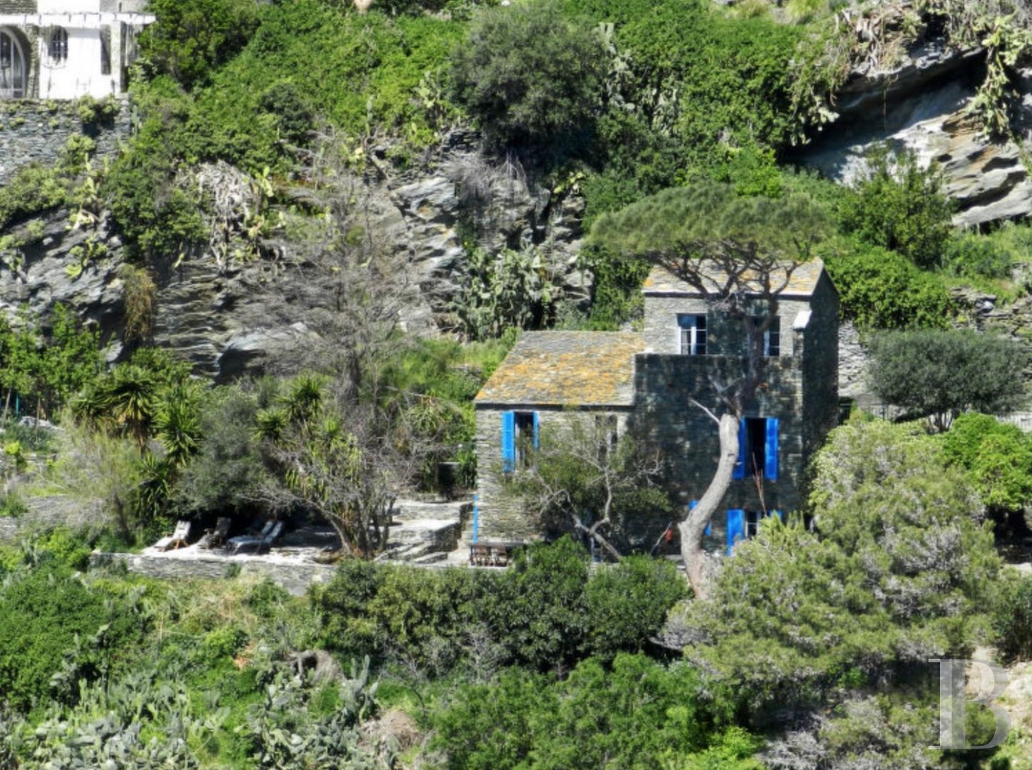 Dans les collines du pittoresque village de Nonza, une maison toute simple posée comme une vigie - photo  n°1
