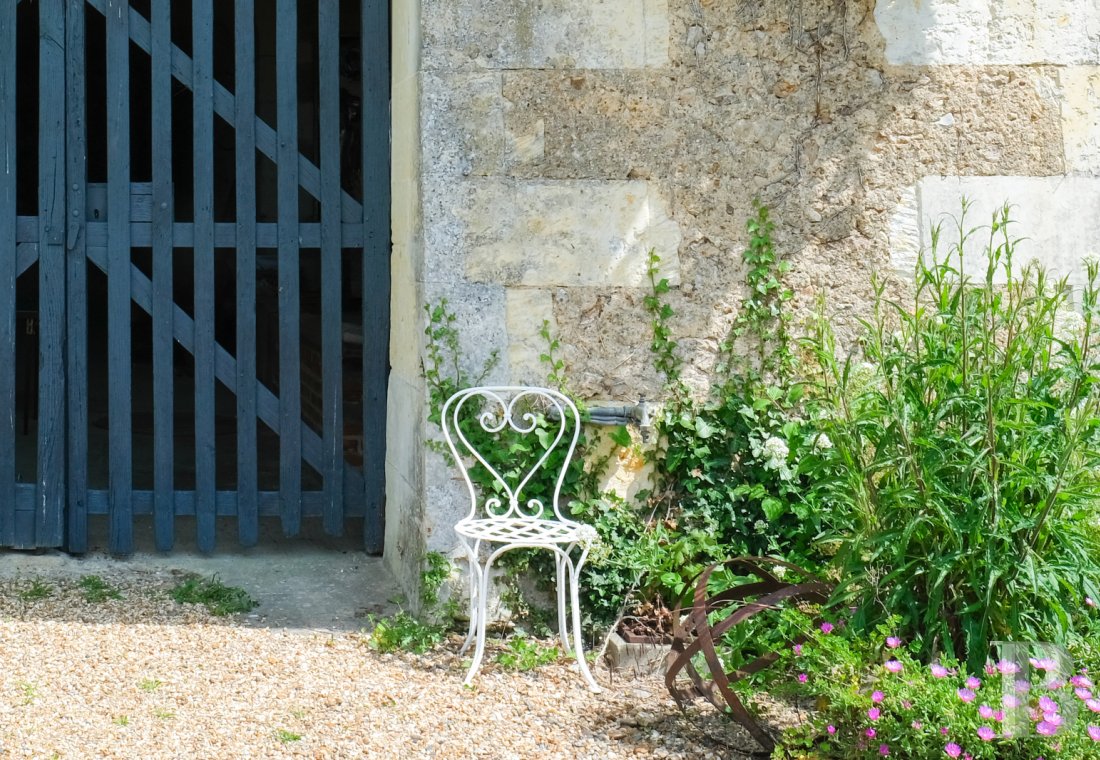 A artists' house with a cluster of small houses on the way to Le Mans - photo  n°53