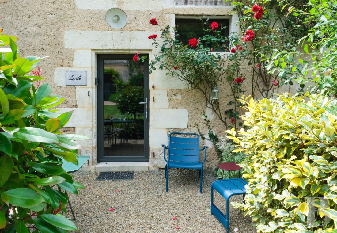 A artists' house with a cluster of small houses on the way to Le Mans - photo  n°41