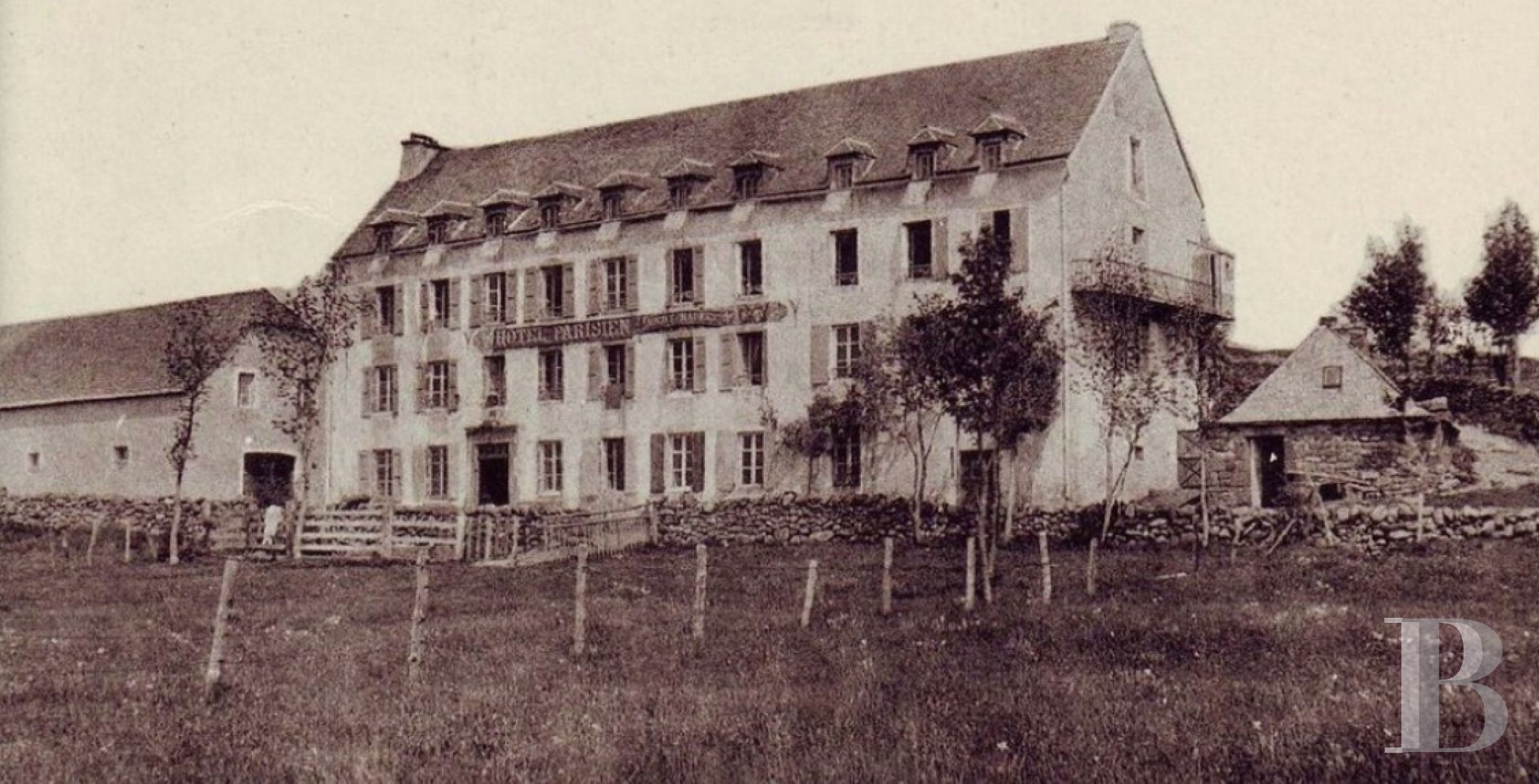 A revived hotel in the heart of Aubrac, on the way to Saint Jacques de Compostelle between Aveyron, Lozère and Cantal - photo  n°1