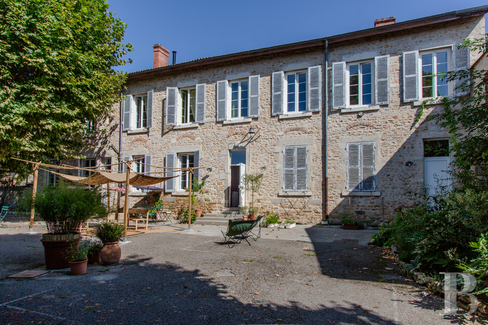 Dans l'Ain, entre Lyon et Genève, une ancienne école transformée en maison d’hôtes - photo  n°1