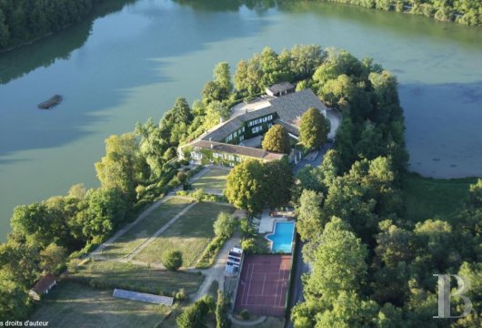 poitou-charentes - A unique house nestled on a rocky headland stretching out into a lake, with over 70 hectares of meadows and woods in a protected area near a large town in France's Aquitaine region