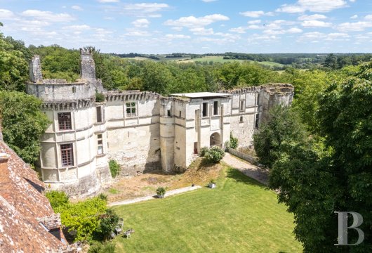 centre-val-de-loire - Dans l’Indre, les ruines d’un château Renaissance inscrit MH, une confortable maison d’habitation et une salle de réception